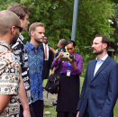 På campus møtte Kronprinsen Frederick Aspestrand, Tord Ingulfsen og Andreas Moen Solem som er utvekslingsstudenter på Fiji. Foto: Sven Gj. Gjeruldsen, Det kongeligel hoff